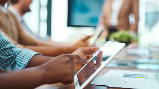 Une personne utilisant sa tablette