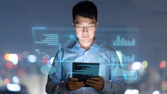 Jeune homme utilisant une tablette électronique