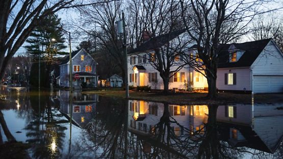 Rue inondée par la crue des eaux de la rivière Saint-Jean, Nouveau-Brunswick, Canada