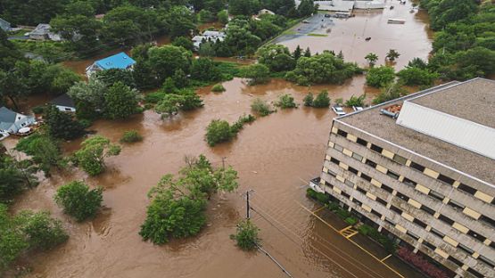 Vue aérienne d'un immeuble de bureaux et de maisons inondés après des pluies record.