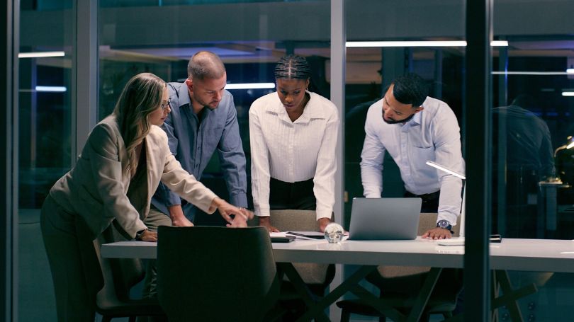 Collègues de travail en réunion au bureau
