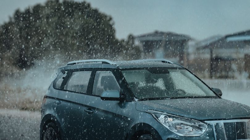 voiture sous la grêle