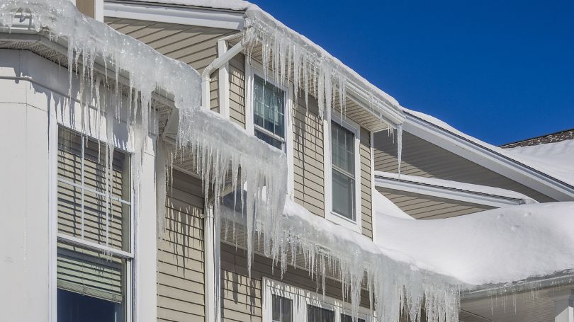Barrages de glace et neige sur les toits et les gouttières
