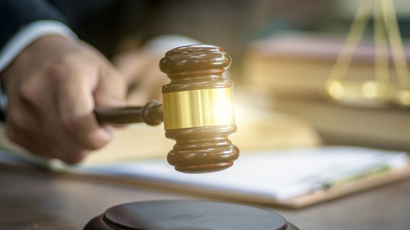 Juge utilisant son maillet