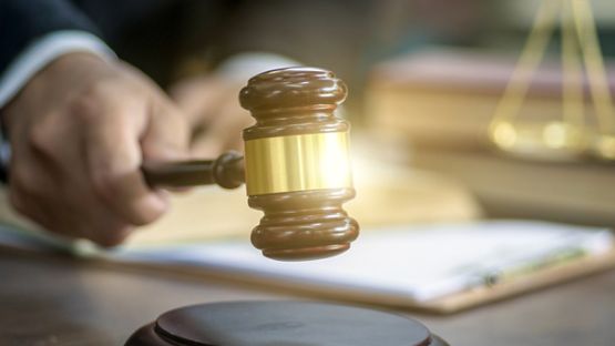 Juge utilisant son maillet