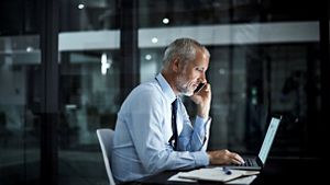 Homme qui consulte son ordinateur portable