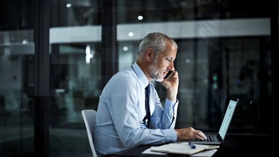 Homme qui consulte son ordinateur portable