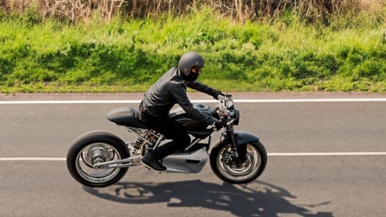 Un motocycliste en balade sur une moto électrique.