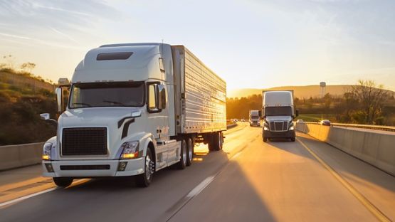Camions sur l'autoroute