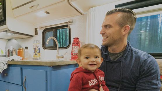 Père et bébé souriant assis dans un VR.