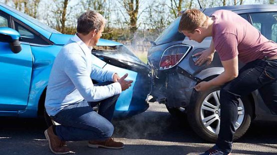 Deux hommes impliqués dans un accident automobile mineur