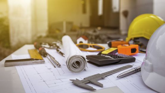 Outils de menuiserie sur une table