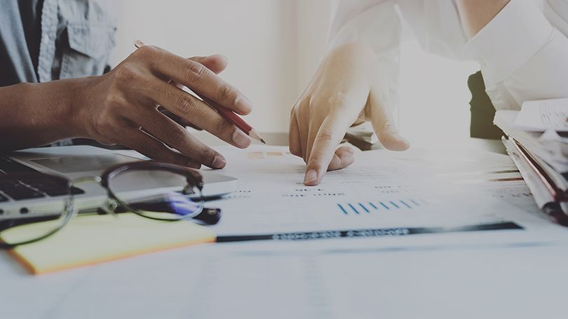 Courtier examinant des documents avec un client.