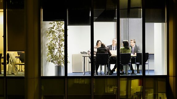 Réunion tard le soir entre collègues.