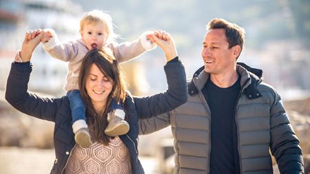 Famille n'ayant pas subi de sinistre se promenant au soleil.