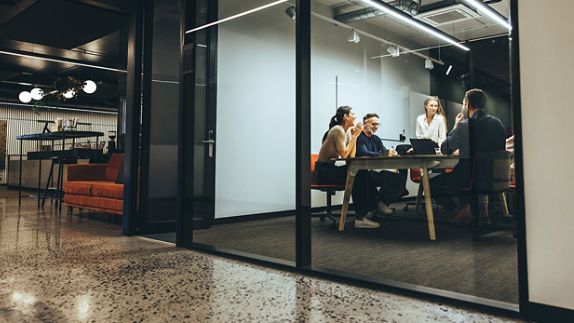 Réunion tard le soir entre collègues.