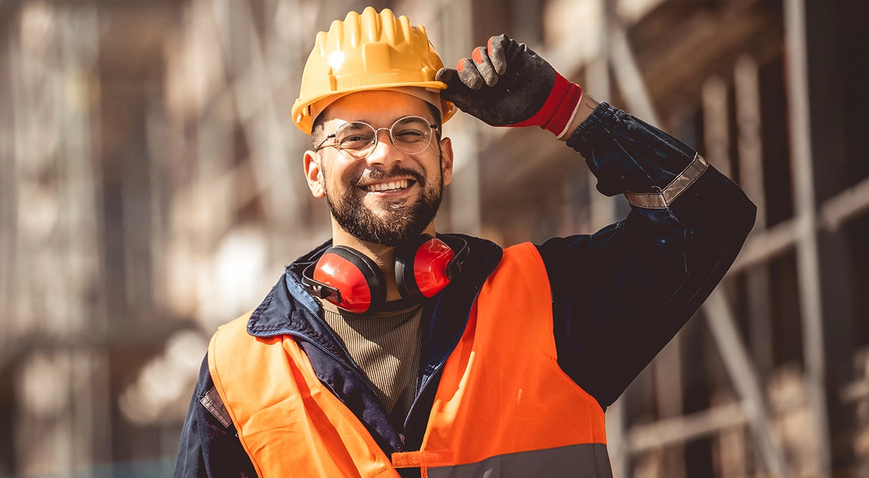 Travailleur de la construction portant de l’équipement de sécurité sur un chantier.