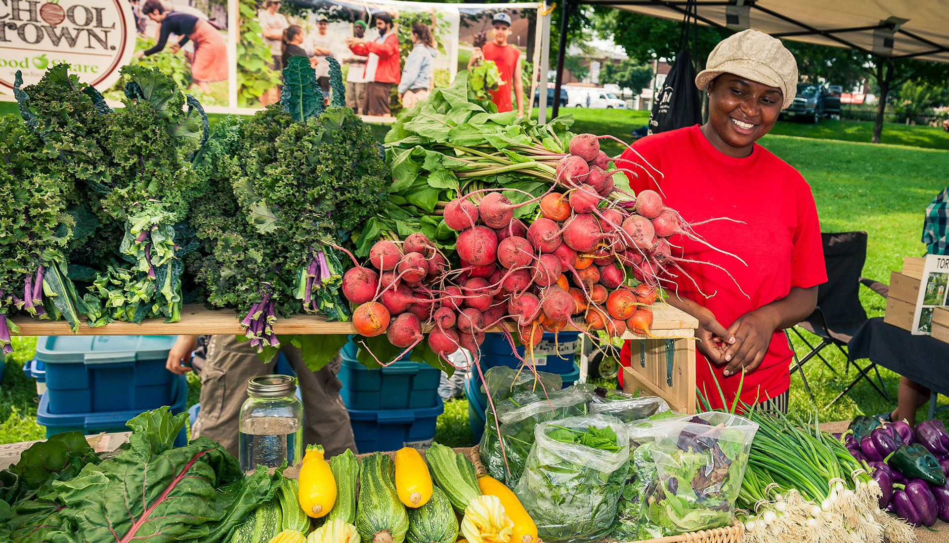 School Grown participant selling the project’s harvest at a Toronto farmer’s market.