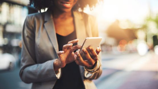 Close-up on a woman using the Aviva Journey app on her cellphone..